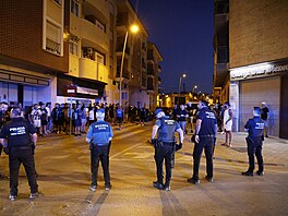 Místní policisté a písluníci panlské civilní gardy zaujímají pozice bhem...