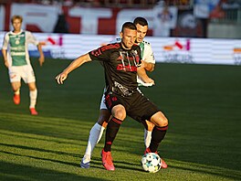 Pavel Kade�ábek ze Sparty brání v p�ístupu k mí�i jabloneckému Danielu Sou�kovi.