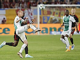 Jablonecký úto�ník Jan Chramosta se sna�í zpracovat mí� p�ed Emmanuelem...