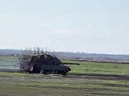 Rusové ukázali svj dikobrazí tank, který má mít lepí ochranu ped drony.