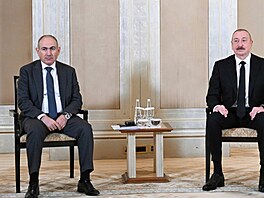 Arménský premiér Nikol Painjan (zleva) a ázerbájdánský prezident Ilham Alijev...