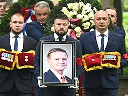 Poheb bývalého ruského ministra dopravy Romana Starovojta, který spáchal...