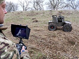 Pozemní robotický systém �Ljut� b�hem ukrajinského výcviku s bezpilotními...