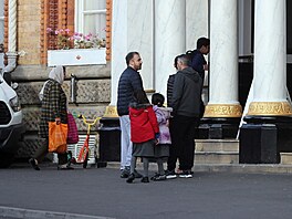 Afghántí uprchlíci v Británii. (11.íjna 2021)