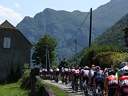 Peloton projídí pyrenejským údolím.