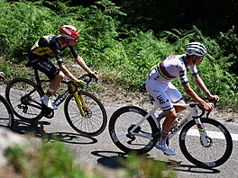 Tadej Pogaar ped Jonasem Vingegaardem ve 12. etap Tour de France.