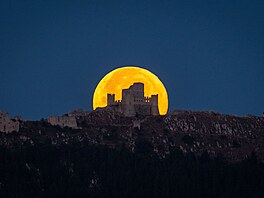 Úplnk pezdívaný Jelení msíc vychází na oblohu v italské vesnici Castel Del...