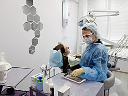 Zubní ordinace v ruském mst Domoddovo (15. ervna 2020)