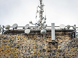Výhledy od BTS Vodafonu na z�ícenin� hradu Radyn�