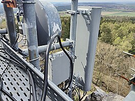 Výhledy od BTS Vodafonu na z�ícenin� hradu Radyn�