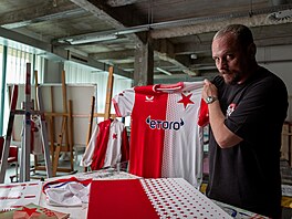 Výtvarník Pasta Oner s domácím dresem Slavie Praha.