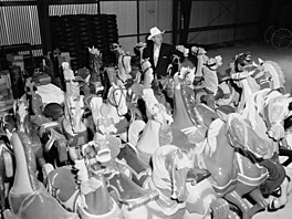 Fotografie z 9. ervna 1955, na které Walt Disney kontroluje kon, které budou...