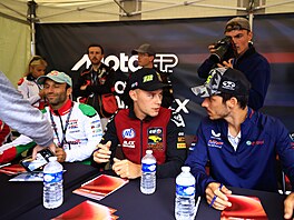 Filip Sala po boku dvojnásobného vítze kategorie Moto 2 Johanna Zarca...