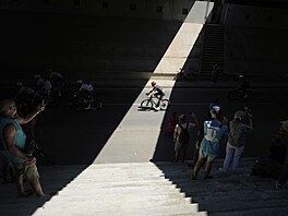 Peloton ped ostrým startem 11. etapy Tour de France