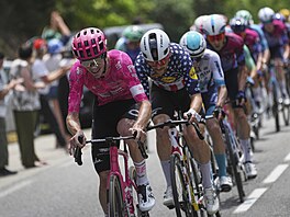 Australan Harry Sweeny z EF táhne skupinu v úniku bhem desáté etapy Tour de...