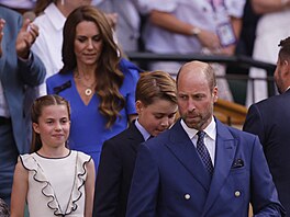 Kate oblékla modré aty a ladila tak s princem Williamem, který byl také v...