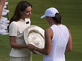 Po enském finále pedala vítznou trofej Polce wiatekové, která porazila...