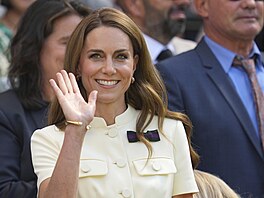 Princezna Kate pila v sobotu na Centre Court ve svtlém kostýmku a dokala se...