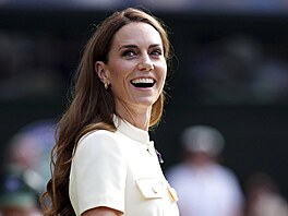 Princezna Kate byla pekvapená jásotem a potleskem, kterým ji diváci pivítali....