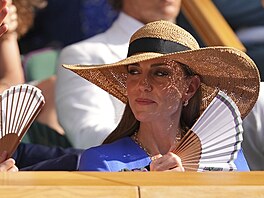 Na Wimbledonu bylo horko. Princezna Kate se ped sluncem chránila obím...