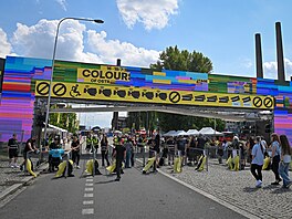 Zaal dalí roník festivalu Colours of Ostrava. Areál odpoledne zaali...
