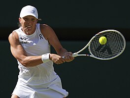 Iga wiateková hraje bekhend ve finále Wimbledonu.