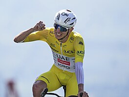 Tadej Pogaar slaví triumf v nároné horské asovky ve 13. etap Tour de France.