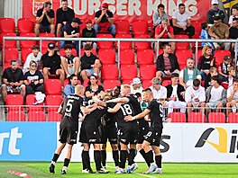 Plzetí fotbalisté se radují z dalího gólu v pardubické síti.