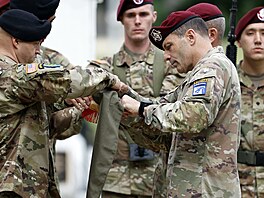 Velitel americké armády v Evrop a Africe generál Christopher T. Donahue. (13....