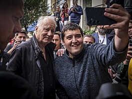 Stellan Skarsg&#229;rd se hned po píjezdu fotí s fanouky (10. ervence 2025).