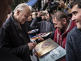 Stellan Skarsg&#229;rd se poctiv podepisoval fanoukm (10. ervence 2025).