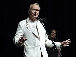 Stellan Skarsg&#229;rd a Inga Ibsdotter Lilleaas uvedli ve Velkém sále Thermalu...