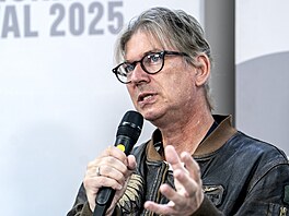 Reisér Jií Strach bhem debaty o svém novém filmu Lajf (10. ervence 2025)