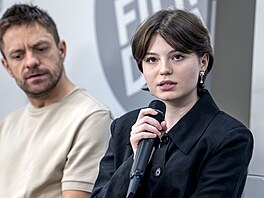 Herci Jií Mádl a Sophia porclová bhem debaty o  filmu Lajf (10. ervence...