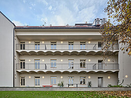 V praských Nuslích stojí v ulici Boleslavova krásný pavlaový dm z pelomu...