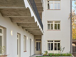 Dvorek, pístupný vem obyvatelm domu, dotváí udrované pedzahrádky patící...