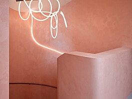 Nové zásahy nejviditelnji reprezentuje netradiní barevnost pudrových odstín...