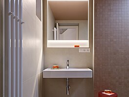 Moderní koupelny kombinují zemité a bílé barvy.  