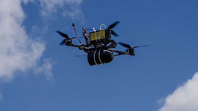 P��slu�n�ci ukrajinsk� dronov� jednotky Arkan otestovali stroje od �esk�ho Spark spolku. Jejich v�robu zafinancovala iniciativa D�rek pro Putina. (21. kv�tna 2025)