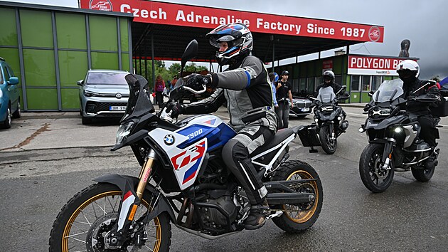 Prezident Petr Pavel (na motorce) na trninku na Velkou cenu esk republiky. (18. ervence 2025)