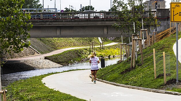 U eky Svratky v Brn vznikly zhruba ti kilometry novch stezek pro p i cyklisty. (18. ervence 2025)
