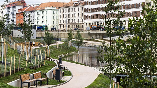 U eky Svratky v Brn vznikly zhruba ti kilometry novch stezek pro p i cyklisty. (18. ervence 2025)
