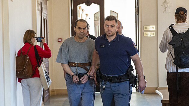 Patrik Bal vyhrooval hodonnsk soudkyni. Za vyhroovn i dvj krdee a padln dostal u dve odsouzen mu souhrnn trest 18 msc vzen. Krajsk soud dnes jeho ppad vrtil zptky do Hodonna. (16. 7. 2025)