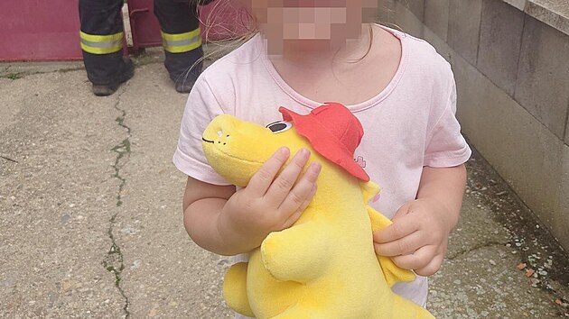 Stedoet hasii v ptek vyjdli k neobvyklmu ppadu. V Boanovicch, kousek od Prahy, toti uvzla mal holika v zchodovm prknku. Do nj holika sice hlavu prostrila, vyndat ji z prknka vak museli u hasii. (18. ervence 2025)
