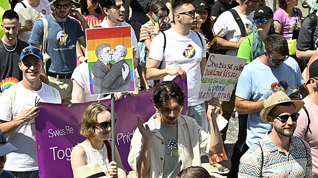 Na 12 a� 14 tisíc lidí p�i�lo podle organizátor� na pochod hrdosti v...