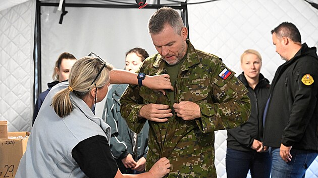 Slovensk prezident Peter Pellegrini a ministr obrany Robert Kalik nastoupili na dvoutdenn armdn vcvik. (10. ervence 2025)