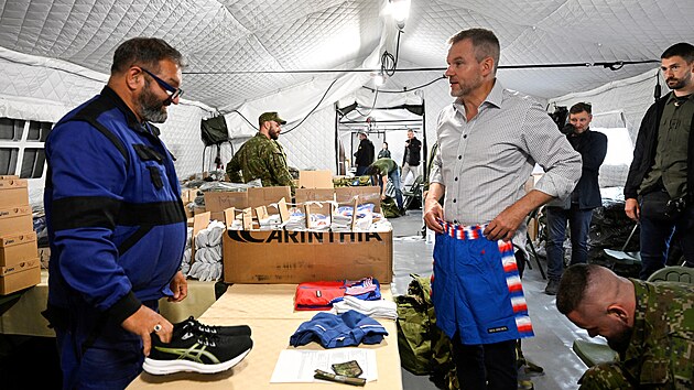Slovensk prezident Peter Pellegrini a ministr obrany Robert Kalik nastoupili na dvoutdenn armdn vcvik. (10. ervence 2025)