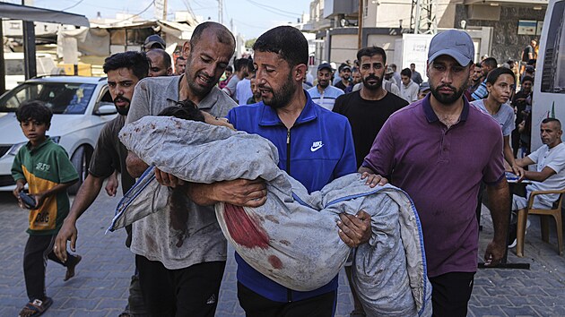 Nejmén� deset Palestinc� v�etn� �esti d�tí bylo dnes zabito a dal�í tém�� dv�...