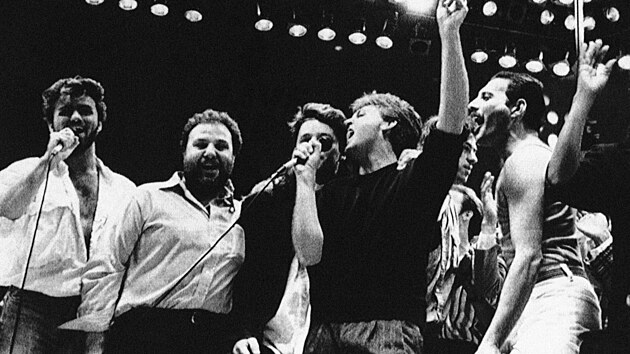 George Michael, promotr Harvey Goldsmith, Bono, Paul McCartney, Bob Geldof a Freddie Mercury na koncert Live Aid ve Wembley 1985
