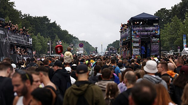 Navzdory detivmu poas pilo na technoparty Rave The Planet do Berlna pes sto tisc lid. (12. ervence 2025)